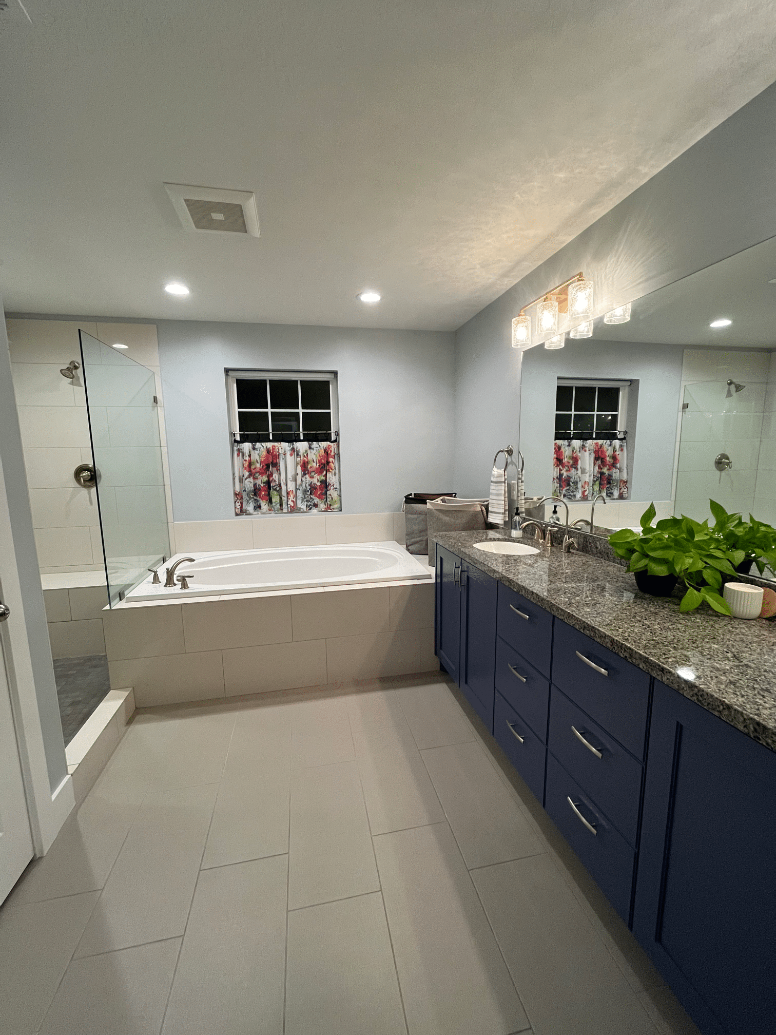 Picture of the master bathroom pic 2.