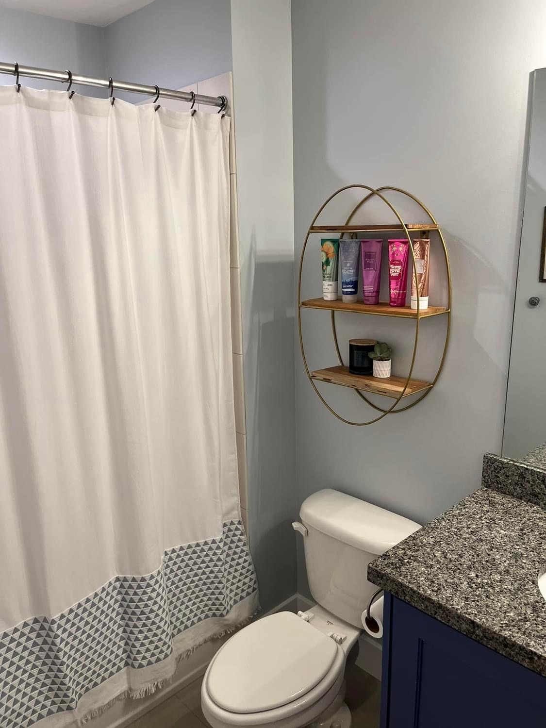 Picture of the bathroom on 2nd floor.